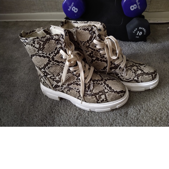 BAMBOO LIKE NEW SNAKE SKIN COMBAT BOOTS - SIZE 7 - Picture 2 of 6